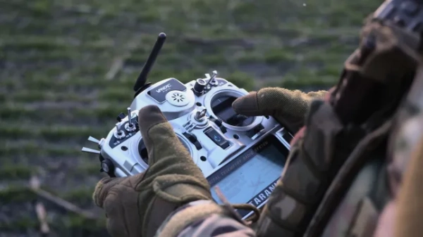 Солдат з розвідувального безпілотника повітряної сили «Лелека» 129-ї окремої важкої механізованої бригади виконує бойові завдання на харківському напрямку та тримає пристрій дистанційного керування в Україні, 24 грудня 2025 року. (Фото В'ячеслава Мадієвського/Укрінформ/NurPhoto via Getty Images) НЕ ВИКОРИСТОВУВАТИ РОСІЮ. НЕ ВИКОРИСТОВУВАТИ БІЛОРУСЬ.