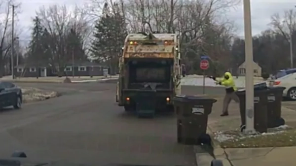 Момент, коли втікач ховається від поліції у сміттєвому баку, вистрибує за кілька&hellip;
