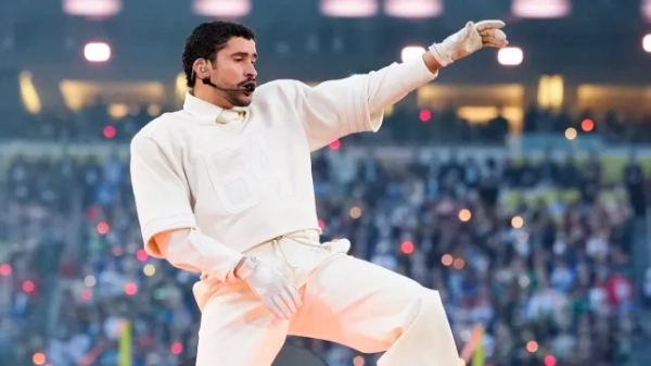 САНТА-КЛАРА, КАЛІФОРНІЯ – 8 ЛЮТОГО: Музикант Бед Банні виступає під час шоу Apple Music у перерві матчу NFL Super Bowl LX між командами Seattle Seahawks та New England Patriots на стадіоні Levi 8 лютого 2026 року в Санта-Кларі, Каліфорнія. (Фото Тодда Розенберга/Getty Images)