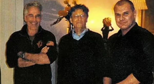 На фото: Джес Стейлі, Ларрі Саммерс, Джеффрі Епштейн, Білл Гейтс та Борис Ніколіч11838243 JP Morgan подає до суду на колишнього керівника через звинувачення в тому, що він приховував сексуальні домагання Джеффрі Епштейна, щоб фінансист-збоченець міг залишатися клієнтом банку: У позові йдеться про те, що він має нести відповідальність за будь-які штрафи, і вимагається повернути йому заробітну плату.