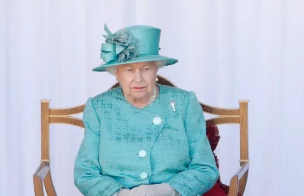 ВІНДЗОР, ВЕЛИКА БРИТАНІЯ – 13 ЧЕРВНЯ: (ПУБЛІКАЦІЯ У БРИТАНСЬКИХ ГАЗЕТАХ ЗАБОРОНЕНА ДО 24 ГОДИН ПІСЛЯ СТВОРЕННЯ ДАТИ ТА ЧАСУ) Королева Єлизавета II відвідує військову церемонію у чотирикутнику Віндзорського замку з нагоди свого офіційного дня народження 13 червня 2020 року у Віндзорі, Англія. Було вирішено, що через пандемію COVID-19 парад з нагоди дня народження королеви, відомий як «Винесення прапора», не відбудеться у своїй традиційній формі в Букінгемському палаці та на параді кінної гвардії, а натомість у Віндзорському замку відбудеться невелика військова церемонія відповідно до урядових рекомендацій щодо соціального дистанціювання. Солдати 1-го батальйону Валлійської гвардії (чий прапор мав бути винесений цього року) проведуть серію військових навчань та віддадуть королівський салют. (Фото Макса Мамбі/Indigo/Getty Images)