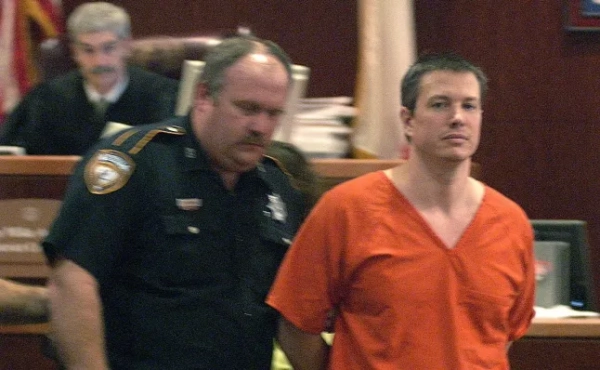 Чарльза Віктора Томпсона (праворуч) ведуть з 262-го суду у вівторок, 8 листопада 2005 року, в Х'юстоні, після того, як він постав перед окружним суддею штату Майком Андерсоном для пред'явлення йому звинувачення у втечі. Томпсон, якого було схоплено пізно в неділю в Шривпорті, штат Луїзіана, після зухвалої втечі з в'язниці округу Гарріс, не матиме жодних контактів із зовнішнім світом, окрім своїх адвокатів, постановив Андерсон у вівторок. Томпсон не матиме відвідувачів, окрім своїх адвокатів, а також телефонних дзвінків чи пошти, сказав Андерсон. (AP Photo/Houston Chronicle, Steve Campbell)