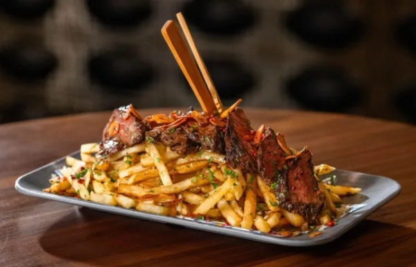 Стейк фрі, а також стейк хангер, нарізаний після замовлення, подаватимуть у зоні напоїв стадіону Levi's під час Супербоулу LX.