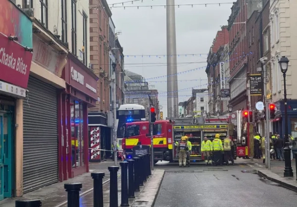 Працівники екстрених служб на місці події після того, як автобус врізався в будівлю на вулиці Талбот у центрі Дубліна. Дата фото: четвер, 5 лютого 2026 року. Фото PA. Автор фото: Bairbre Holmes/PA Wire