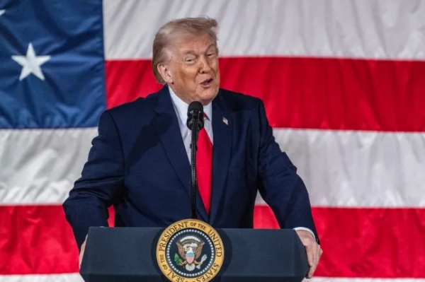 epa12736477 Президент США Дональд Трамп звертається до військовослужбовців та їхніх родин у Форт-Бреггу, Північна Кароліна, США, 13 лютого 2026 року. Трамп зустрівся з бійцями спецпідрозділів США, які брали участь у захопленні колишнього президента Венесуели Ніколаса Мадуро на початку січня. EPA/СТЕН ДЖИЛЛІЛАНД