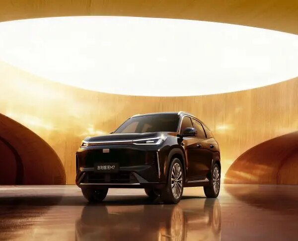 Geely представила далекобійний гібрид – кросовер Galaxy M7