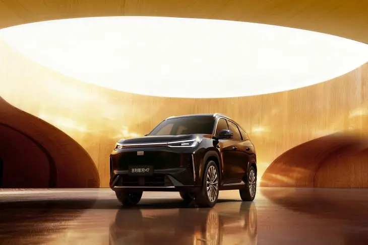 Geely представила далекобійний гібрид – кросовер Galaxy M7