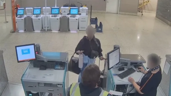 15574037 Безсердечну заарештували за те, що вона покинула своє цуценя біля каси аеропорту Вегаса, бо не змогла взяти його з собою на рейс https://x.com/LVMPD/status/2024218876918255662