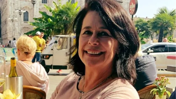 Карен Картер, 65-річна заміжня мати чотирьох дітей, посміхається.