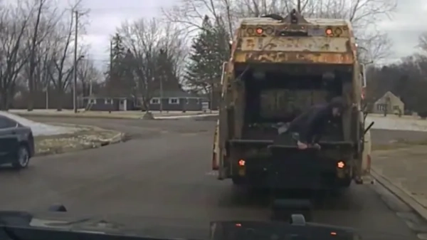 Сьогодні поліція міста Хабер-Хайтс офіцер Тайрі розпочав зупинку транспортного засобу. Зупинивши транспортний засіб, водій утік пішки. Офіцер ненадовго втратив підозрюваного з поля зору та швидко встановив периметр у цьому районі. На щастя, «Оскар-буркун» – як ми прозвали нашого підозрюваного – з'явився в потрібному місці та в потрібний час. Завдяки вражаючим спортивним здібностям та швидкій реакції нашого офіцера Переса, підозрюваного було благополучно затримано. Підозрюваного було взято під варту, ніхто з причетних не постраждав.