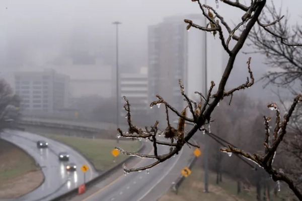 АТЛАНТА, ДЖОРДЖІЯ – 25 СІЧНЯ: Автомобілі на з'їзді з міським горизонтом, огорнутим туманом, 25 січня 2026 року в Атланті, штат Джорджія. Потужний зимовий шторм приніс морози, ожеледицю та сніг майже 200 мільйонам американців. (Фото Елайджі Нувелажа/Getty Images)