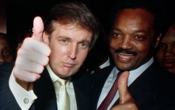 Промоутер Дональд Трамп приєднується до кандидата в президенти Джессі Джексона на вечірці в Trump Plaza перед титульним боєм Тайсона проти Спінкса.