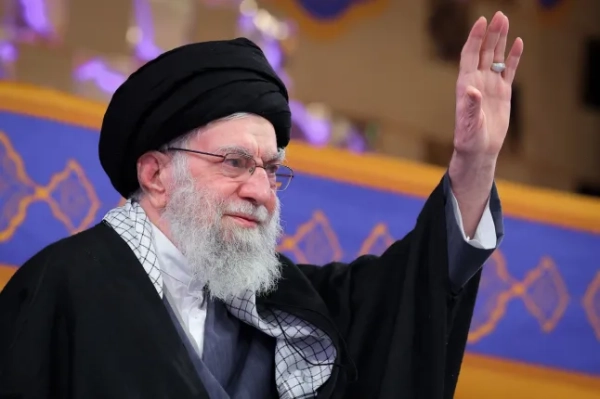 Обов'язкове джерело: Фото Офісу Верховного лідера Ірану/ZUMA Press Wire/Shutterstock (16222257bw) Верховний лідер Ірану аятола Алі Хаменеї махає рукою під час зустрічі з родинами іранських мучеників під час церемонії, присвяченої шостій річниці смерті Касема Сулеймані в Тегерані. Хаменеї звернувся до нещодавніх протестів в Ірані, провівши різницю між тим, що він назвав законними протестами та заворушеннями, і сказав, що влада працює над вирішенням економічних проблем, включаючи зростання курсів іноземної валюти. Іранський лідер зустрівся з родинами мучеників, Тегеран, Іран - 3 січня 2026 року