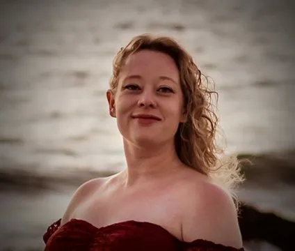 Рене Маклін Рене Гуд -- Жінку, застрелену Імміграційною та митною службою (ICE) у Міннесоті, назвали 37-річною Рене Ніколь Гуд. Ім'я Гуд назвала її мати Донна Гангер, яка розмовляла з Minneapolis Star-Tribune у середу вдень. «Це така дурість», – сказала Гангер про смерть своєї доньки. «Вона, мабуть, була налякана». Гангер також наполягала, що Гуд «не брала участі ні в чому подібному», маючи на увазі протести проти ICE, що відбувалися приблизно в той час і в тому місці, де була вбита Гуд.