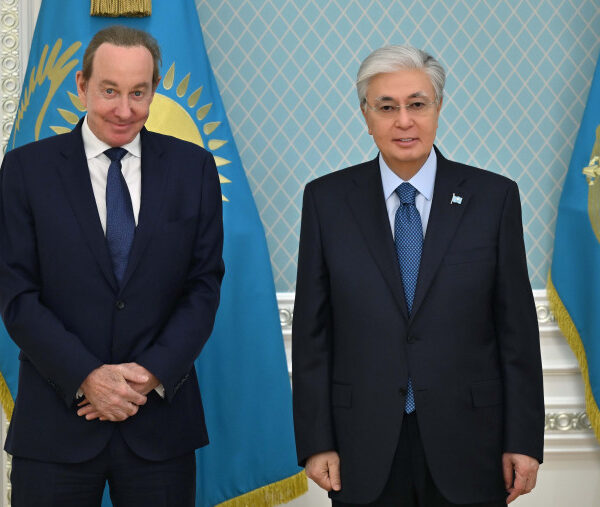 Глава Казахстану прийняв головного виконавчого директора Air Astana Пітера Фостера