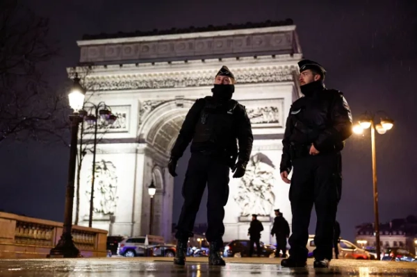 Поліція застрелила чоловіка з ножем після спроби напасти на офіцерів&hellip;