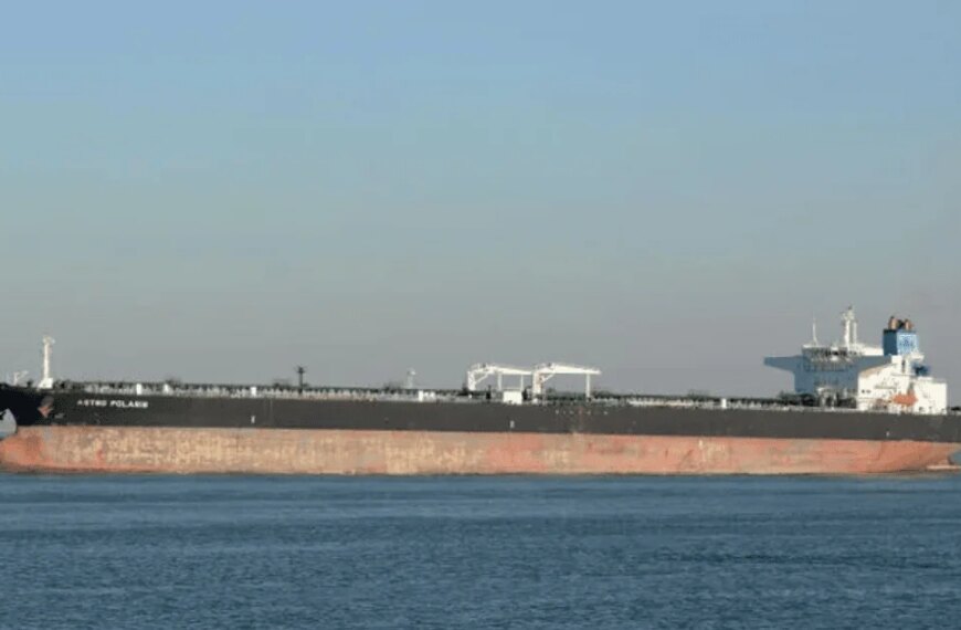 Американці перехопили російський “тіньовий” танкер у морі: кадри спецоперації