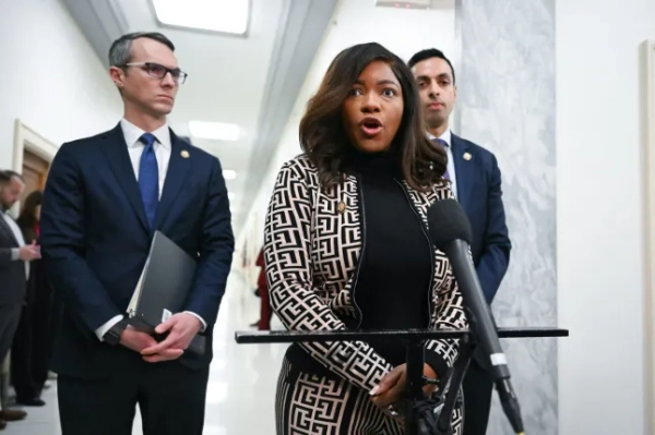 Конгрес США допитає спільницю Джеффрі Епштейна, Гіслен Максвелл, за зачиненими дверима, під час свідчень Комітету з нагляду Палати представників, 9 лютого 2026 року. У понеділок Конгрес США допитає спільницю Джеффрі Епштейна, Гіслен Максвелл, хоча очікується, що вона скористається своїм правом не відповідати на запитання. Максвелл, яка зараз відбуває 20 років ув'язнення за торгівлю дівчатами опальному фінансисту Епштейну, відповість на запитання з в'язниці через відеозв'язок під час свідчень Комітету з нагляду Палати представників. (Фото ЕНДРЮ КАБАЛЬЄРО-РЕЙНОЛЬДС / AFP via Getty Images)