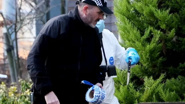 Сьогодні вдень поліцейські-криміналісти вилучили ніж, який помітили в кущах на Грейндж-лейн у Лестері. 4 лютого 2026 року. // 20-річного чоловіка було зарізано біля Університету Де Монфор у Лестері. Поліція заарештувала 18-річного чоловіка за підозрою у вбивстві після нападу, скоєного у вівторок (2 березня) ввечері. Жертву знайшли з ножовими пораненнями на Оксфорд-стріт – за кілька метрів від будівлі факультету журналістики та медіа університету. Його терміново доправили до лікарні, але він невдовзі помер. Поліція Лестерширу повідомляє, що між жертвою та підозрюваним відбулася сварка незадовго до смертельного ножового поранення. Поліція оточила всі основні дороги поблизу місця вбивства, а криміналісти прочісували район у пошуках доказів. Фото опубліковано 02.04.2026. Фото опубліковано 02.04.2026.