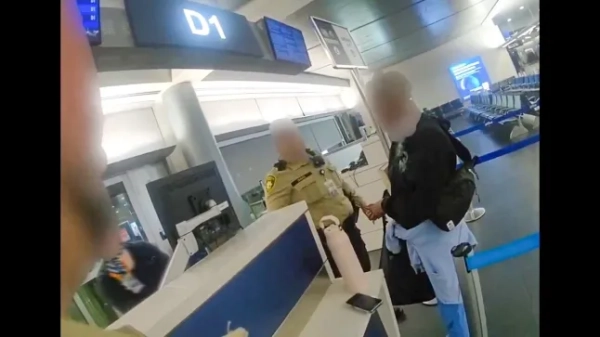 15574037 Безсердечну заарештували за те, що вона покинула своє цуценя біля каси аеропорту Вегаса, бо не змогла взяти його з собою на рейс https://x.com/LVMPD/status/2024218876918255662