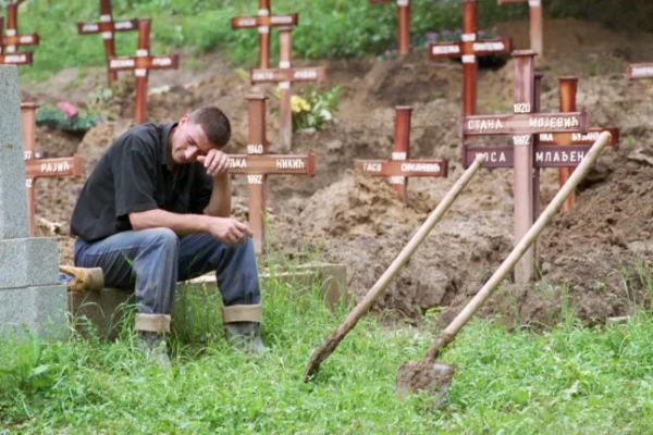 Боснійський чоловік оплакує жертву етнічного насильства в Сараєво в 1992 році. (Фото Девіда Тернлі/Corbis/VCG через Getty Images)