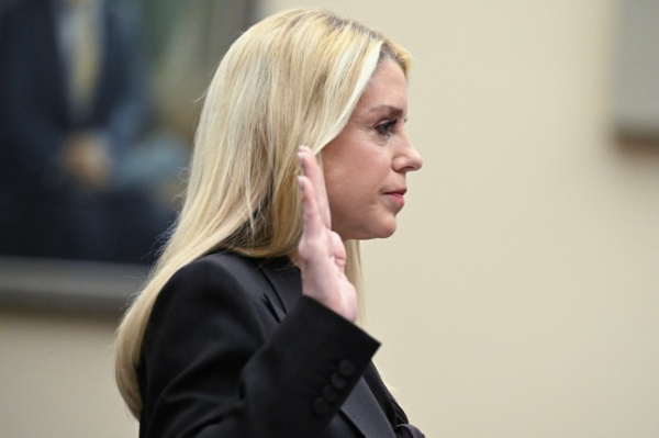 Генеральний прокурор США Пам Бонді складає присягу під час свідчень перед слуханням Судового комітету Палати представників на тему «Нагляд за Міністерством юстиції» на Капітолійському пагорбі у Вашингтоні, округ Колумбія, 11 лютого 2026 року. (Фото РОБЕРТО ШМІДТА / AFP via Getty Images)