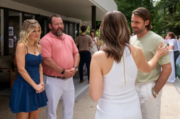 Вільний Берт. (Зліва направо) Арден Майрін у ролі Ліанн Крайшер, Берт Крайшер у ролі Берта Крайшера, Кріс Вітаске у ролі Лендона Вандерталя, Манделл Моган у ролі Шанель Вандерталь у 103-му епізоді серіалу «Вільний Берт». Автор: Том Гріском/Netflix. Авторське право: Netflix ?? 2026