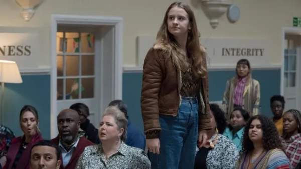 Від Disney Extraordinary: ITVX На фото: Роббі Гі в ролі Ієна, Шівон МакСвіні в ролі Мері, Мейрід Тайєрс у ролі Джен. Це фото належить (C) Disney і може бути відтворене лише для редакційних цілей безпосередньо у зв'язку з програмою чи подією, згаданою вище, або ITV plc. Це фото не повинно бути змінено [за винятком базового кадрування] таким чином, щоб змінити зовнішній вигляд сфотографованої особи, що ITV plc Picture Desk вважає шкідливим або недоречним. Це фото не повинно бути передано будь-якій іншій компанії, виданню чи веб-сайту, або постійно архівовано без письмового дозволу ITV Picture Desk. Повні умови та положення доступні на веб-сайті www.itv.com/presscentre/itvpictures/terms. Для отримання додаткової інформації звертайтеся: michael.taiwo1@itv.com