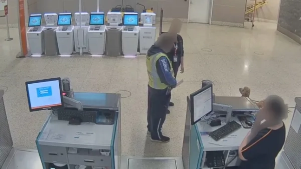 15574037 Безсердечну заарештували за те, що вона покинула своє цуценя біля каси аеропорту Вегаса, бо не змогла взяти його з собою на рейс https://x.com/LVMPD/status/2024218876918255662