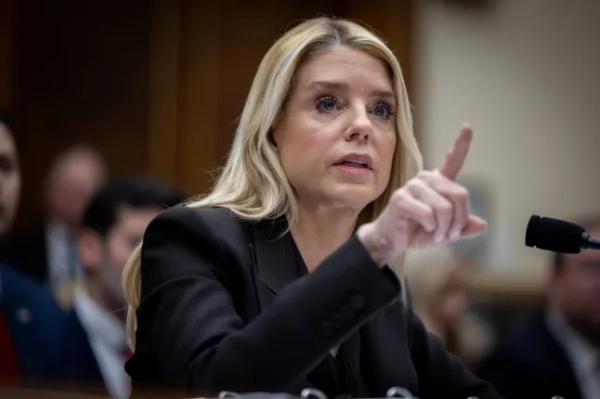 7 найвибуховіших цитат Пем Бонді зі слухань у справі Епштейна