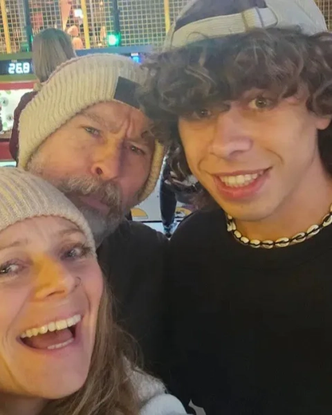 Британська мати благає біля ліжка сина забрати його додому з Таїланду, «поки не пізно»? Тайгер Дагган Мері Дагган Ліза Дагган Привіт, Ми — група медсестер, колег та близьких друзів, які разом працюють у відділенні новонароджених, і ми об’єднуємося, щоб зібрати гроші на підтримку нашої чудової колеги Лізи Дагган та її родини у неймовірно важкий час. Ліза для нас не просто колега, вона співчутлива, віддана медсестра та глибоко турботлива людина, яка щодня віддає стільки себе іншим. Тепер її родина потребує такої ж турботи та доброти у відповідь. 22-річний син Лізи, Тайгер, потрапив у жахливу аварію, їхаючи на мотоциклі в Таїланді, де його збив зустрічний автомобіль, і він отримав травми, що загрожують життю. Його друг був з ним і мусив спостерігати протягом 16 жахливих хвилин, поки його намагалися реанімувати на місці події. Тайгера перевезли з Ко Панган на Ко Самуї, де він залишається непритомним, борючись за своє життя. Ліза та її партнер зараз прямують до Таїланду, стикаючись із найгіршим кошмаром для будь-яких батьків. Їхній план полягає в тому, щоб перевезти Тигра до Бангкока для подальшого спеціалізованого догляду та, коли це можливо, привезти його додому до Великої Британії. Емоційні наслідки цієї ситуації надзвичайно важкі, але фінансовий тягар також величезний, включаючи лікування за кордоном, перевезення між лікарнями, перельоти, проживання та довгу дорогу попереду. Цей збір коштів був організований, щоб допомогти полегшити цей тягар, щоб Ліза та її родина могли повністю зосередитися на тому, щоб бути поруч із Тигра та підтримувати його одужання. Будь-яка пожертва, якою б незначною вона не була, матиме значення. Якщо ви не можете зробити пожертву, будь ласка, подумайте про те, щоб поділитися цією сторінкою. Ваша доброта, любов та підтримка значать більше, ніж ми можемо висловити словами. Дякуємо вам від щирого серця за те, що ви поруч із Лізою, Тигра та їхньою родиною в цей неймовірно важкий час. З любов'ю та вдячністю, колеги та друзі Лізи з відділення новонароджених.