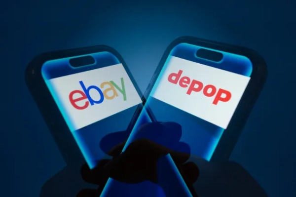 Рука тримає смартфон, на якому зображені логотипи eBay та Depop.
