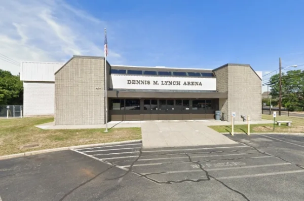 ПОТАКЕТ, Р.І. (WPRI) – Кілька людей отримали поранення внаслідок стрілянини на арені Денніса М. Лінча в Потакеті в понеділок вдень, підтвердили офіційні особи Target 12. Арена – це критий каток на вулиці Ендрю Д. Ферланда. Працівник сусіднього магазину Walgreens повідомив Target 12, що кілька дітей зайшли до аптеки в паніці, сказавши, що сталася стрілянина. Працівник сказав, що їм наказали закритися та евакуюватися з будівлі. Вони зателефонували за номером 911, і діти сховалися всередині магазину.