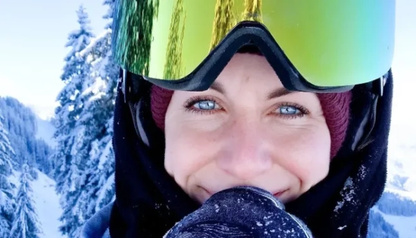 33-річна Керстін Гюртнер загинула лише за 45 метрів під вершиною 3824-метрової гори Гроссглокнер у січні минулого року, коли температура впала до мінус 20°C. Її партнеру по скелелазінню та хлопцю, 39-річному Томасу Пламбергеру, тепер висунуто звинувачення у вбивстві з необережності після того, як прокурори дійшли висновку, що він залишив її «виснаженою, переохолодженою та дезорієнтованою» в темряві, поки сам спускався. Фото взято з https://www.instagram.com/kerstin6391/