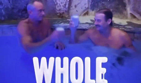 RFK рекламує незбиране молоко, перебуваючи у джинсах у крижаній ванні