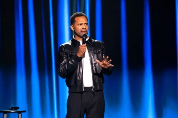 Майк Еппс: Маячня. Майк Еппс у театрі «Яамава» в Хайленді, Каліфорнія. Режисер: Ліза Роуз/Netflix | 2026