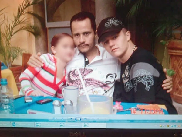 Немесіо Рубен Осегера Сервантес, також відомий як Ель Менчо, ймовірний лідер картелю «Нове покоління Халіско», зі своїм сином Рубеном Осегерою Гонсалесом, відомим як Ель Менчіто, на фотографії-речовині, яку використовували федеральні прокурори. (Окружний суд США, округ Колумбія)