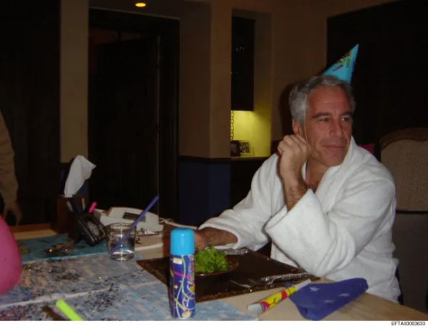 Ця недатована фотографія, оприлюднена Міністерством юстиції США 19 грудня 2025 року, зображує Джеффрі Епштейна, заможного американського фінансиста, який помер у в'язниці у 2019 році, очікуючи суду за торгівлю неповнолітніми дівчатами з метою сексуальної експлуатації. Закон про прозорість файлів Епштейна (EFTA), прийнятий Конгресом і підписаний президентом США Дональдом Трампом, зобов'язав повністю оприлюднити файли Епштейна до 19 грудня 2025 року. (Фото Handout / Міністерство юстиції США / AFP via Getty Images) / ОБМЕЖЕНО ДЛЯ РЕДАКЦІЙНОГО ВИКОРИСТАННЯ - ОБОВ'ЯЗКОВЕ ПОСИЛАННЯ 