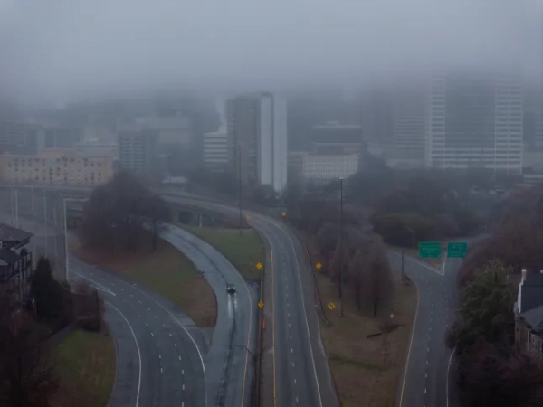 АТЛАНТА, ДЖОРДЖІЯ – 25 СІЧНЯ: Один автомобіль на з'їзді з дороги на тлі туману, 25 січня 2026 року в Атланті, штат Джорджія. Потужний зимовий шторм приніс морози, ожеледицю та сніг майже 200 мільйонам американців. (Фото Елайджі Нувелажа/Getty Images)