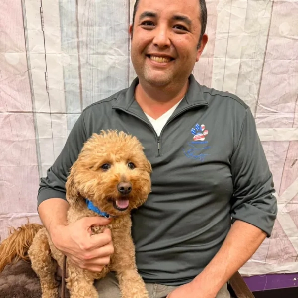 JetBlue ?? (будь ласка, дивіться його передісторію @lvmpd) 2-річний самець голдендудля Його історія була дуже цікавою?, і ми обіцяємо ділитися новинами та оновленнями в міру їх розгортання. JetBlue був покинутий в аеропорту LV. Його власника заарештували та звинуватили у залишенні тварини. Хоча ця частина його історії розбиває серце, те, що сталося після цього, було просто надзвичайним. Вилив любові з боку нашої спільноти був приголомшливим у найпрекрасніший спосіб. Ми робимо все можливе, щоб бути в курсі повідомлень, дзвінків та заявок - будь ласка, потерпіть нас. Ми можемо поділитися цим: він отримав так багато заявок та запитів. (Так? заявки обов'язкові.) У нас лише один JetBlue?, але у нас є багато інших дивовижних собак, таких як він, які також чекають на свій другий шанс. Якщо ваше серце зворушила його історія, ми сподіваємося, що ви також розглянете одного з них. Цей милий хлопчик неймовірний. Дійсно неймовірний. І після всього, через що він пройшов, думка про те, що він коли-небудь знову буде покинутий, дуже наполягає на цьому. Ми будемо надзвичайно ретельно обмірковувати вибір його постійної родини. Він заслуговує на стабільність. Безпеку. Відданість. Довічну обіцянку. JetBlue потужним чином привернув увагу до проблеми порятунку тварин, законів про покидання тварин та до того, що собаки не є одноразовими. Завдяки створеній ним увазі, він може допомогти багатьом нашим малюкам знайти дім – і за це ми дуже вдячні. Ми також хочемо публічно подякувати неймовірним людям, які негайно втрутилися: ? Дивовижним працівникам кас JetBlue? TSA? LVMPD @lvmpd? Службі контролю за тваринами? Фонду тварин. І дякуємо @dogsupplieslv за те, що прийняли нас і дозволили JetBlue самостійно вибрати собі іграшки сьогодні ввечері (так, у нього чудовий смак). Величезне спасибі Signature за пожертвування річного запасу їжі! Ми продовжуватимемо стежити за дотриманням правил та забезпечувати відповідальність. Давайте переконаємося, що звинувачення залишаться чинними. Це важливо. Але пам’ятайте – він не просто герой заголовків. Він не просто миле личко. Він жива, дихаюча душа, потреби якої повинні бути задоволені до кінця життя. Ми безмежно вдячні вам усім за любов і підтримку. Ще трохи незабаром? це лише перша частина подорожі JetBlue. ?? 15574037 Безсердечну заарештували за те, що вона покинула своє цуценя біля каси аеропорту Вегаса, бо не змогла взяти його з собою на рейс.