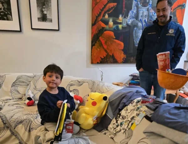 Радість родини після того, як 5-річному хлопчику, затриманому ICE, нарешті дозволили повернутися…