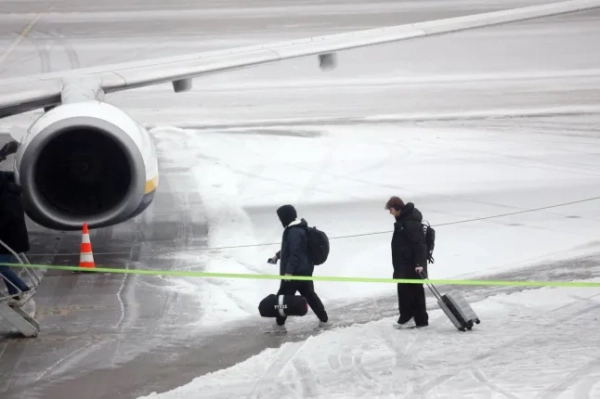 Пасажири йдуть до пасажирського літака Ryanair в аеропорту Берлін-Бранденбург 5 лютого 2026 року в Шенефельді, Німеччина.