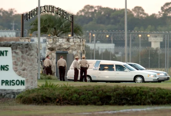 Катафалк, що перевозив тіло Денні Гарольда Роллінга, який зізнався у вбивстві п'ятьох студентів Університету Флориди в 1990 році, залишає головні ворота в'язниці після страти Роллінга у в'язниці штату Флорида в Старку, штат Флорида, у середу, 25 жовтня 2006 року. (Фото Стівена М. Доуелла/Орландо Сентінел/Tribune News Service через Getty Images)