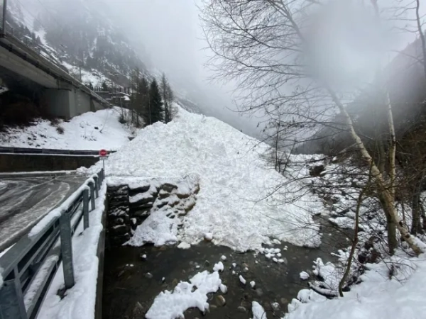 Лавина врізалася в поїзд у Швейцарських Альпах, що призвело до&hellip;