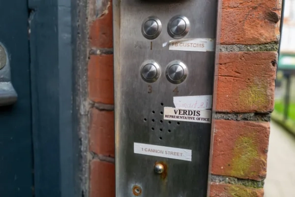 Деніел Джексон, президент Verdis. Довер, Кент, 18 лютого 2026 року. Британець, який проголосив себе президентом своєї країни після того, як заявив про права на землю на Балканах, відкрив посольство – на головній вулиці свого міста. 21-річний Деніел Джексон вперше придумав ідею створення власної країни разом із групою друзів, яким було лише 14 років. Друзі помітили, що після прикордонної суперечки кілька ділянок землі вздовж річки Дунай залишилися поза межами Хорватії та Сербії. Тож 30 травня 2019 року він оголосив одну з цих земельних осередків – офіційно відому на карті як Осередок-3 – Вільною Республікою Verdis. Деніел, який проголосив себе президентом, з того часу наполегливо працює над створенням своєї країни, нещодавно відкривши два посольства – одне у своєму рідному місті Довер, Кент, і одне в Нові-Саді, Сербія. Фото опубліковано 20.02.2026.