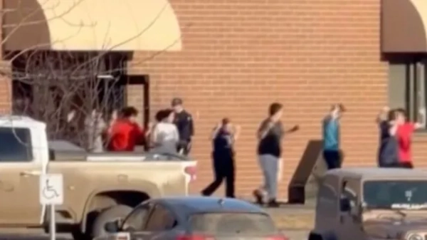 Цей кадр із відео показує учнів, які виходять зі школи Тамблер-Рідж після смертельної стрілянини у Британській Колумбії, Канада, у вівторок, 10 лютого 2026 року. (Джордон Косік через AP)