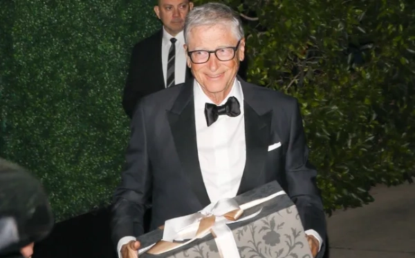 Беверлі-Гіллз, Каліфорнія. Бізнесмен і філантроп Білл Гейтс прибуває на вечірку з нагоди 70-річчя Кріс Дженнер, усюди зі зірками, в будинку Джеффа Безоса в Беверлі-Гіллз. На фото: Білл Гейтс. BACKGRID USA, 8 ЛИСТОПАДА 2025 РОКУ. ОБОВ'ЯЗКОВО ДО ПРОЧИТАННЯ: The Daily Stardust / BACKGRID USA: +1 310 798 9111 / usasales@backgrid.com. Велика Британія: +44 208 344 2007 / uksales@backgrid.com. *Клієнти з Великої Британії - Зображення, що містять дітей, будь ласка, пікселізуйте обличчя перед публікацією*.