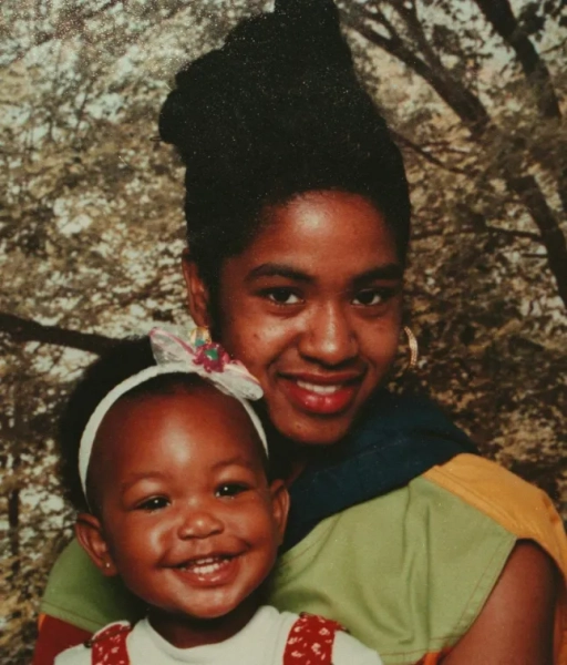 Шандель Мейкок та її дочка Кватіша Мейкок. Гаррел Бредді, якому зараз 76 років, був визнаний винним у вбивстві першого ступеня, викраденні та інших звинуваченнях у вбивстві Квантіші Мейкок у листопаді 1998 року. 15442151 76-річному чоловікові, який викрав п'ятирічну дівчинку та згодував її АЛІГАТОРАМ, загрожує смертна кара.