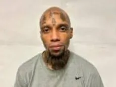 ВЕЛИКА БРИТАНІЯ МОХАМЕД БА Засуджений за: напад за обтяжуючих обставин - вогнепальне правопорушення, злочин із застосуванням зброї, кокаїн, напад, зберігання зброї Заарештований: Хагерстаун, Меріленд Ім'я: МОХАМЕД БА 15498607 Трамп повертає до Британії 35 «найгірших з найгірших» нелегальних іноземців... більше, ніж він повертає до Афганістану чи Іраку