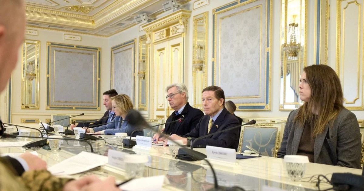 Сенатор Річард Блюменталь (другий справа) і сенатор Шелдон Вайтгауз (зліва від Блюменталя)